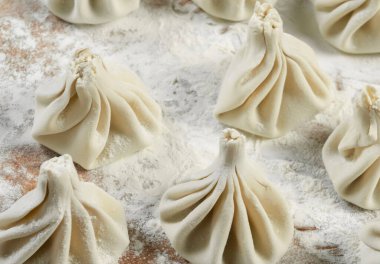 Aşçı ahşap masada khinkali yapıyor. İşlem hazırlığı Gürcistan yemeği. yiyecek konsepti.