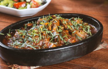 Doğu mutfağı: Sebzeli et ve soğan masanın üzerinde yakın plan bir kasede.