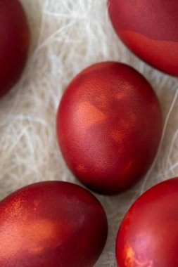 Taze kırmızı yumurta ve tahta sandıkta biraz saman. Tavuk yumurtası. Paskalya konsepti. Üst görünüm