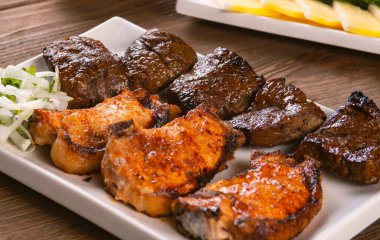 Beyaz bir tabakta leziz bir bbq.