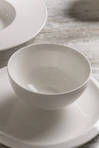 Piring Putih Kosong Pada Meja Kayu Putih — Stok Foto