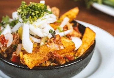 Patatesli sığır güveci, havuç ve otlar kapanıyor.