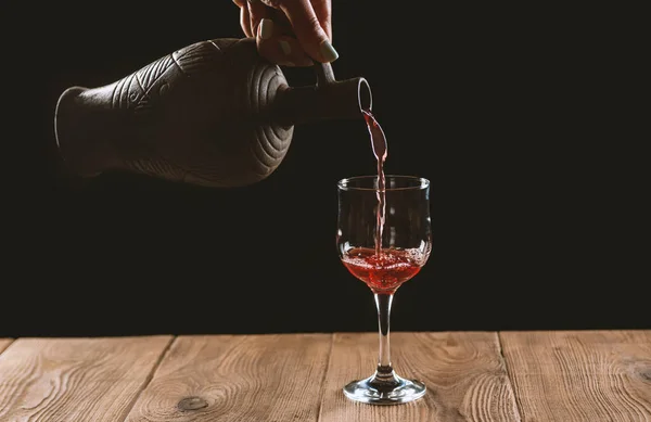 Flicka Hand Hälla Rött Vin Glas Från Lera Flaska Svart — Stockfoto