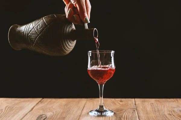 Fille Main Verser Vin Rouge Dans Verre Bouteille Argile Sur — Photo