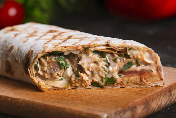 Shawarma Sanduíche Rolo Fresco Carne Grelhada Salada Com Molho Branco — Fotografia de Stock