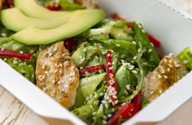 Paketinde avokado olan tavuk salatası. Sağlıklı öğle yemeği