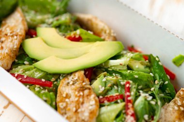 Avokadolu sağlıklı tavuk salatası, paket servis ya da yemek servisi için..