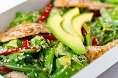 Paketinde avokado olan tavuk salatası. Sağlıklı öğle yemeği