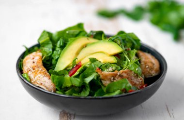 Tavuklu salata, sebze ve avokado. sağlıklı yiyecekler.