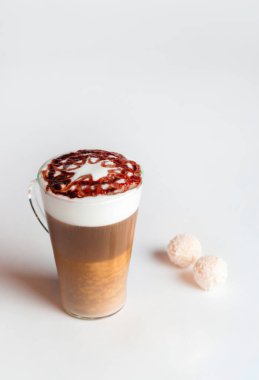 Kahve sütlü macchiato. Beyaz arka planda kahve katmanı.