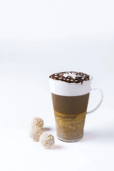 Milchkaffee Oder Latte Macchiato Glas Auf Weißem Hintergrund Italienischer Kaffee — Stockfoto