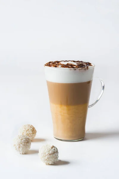 Latte Macchiato Vaso Alto Sobre Fondo Blanco Café Con Leche — Foto de Stock