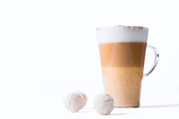 Latte Macchiato Vaso Alto Sobre Fondo Blanco Café Con Leche —  Fotos de Stock