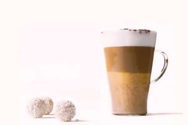 Cafe Latte Macchiato Berlapis Kopi Latar Belakang Putih — Stok Foto