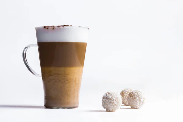 Latte Macchiato Einem Hohen Glas Auf Weißem Hintergrund Cafe Latte — Stockfoto
