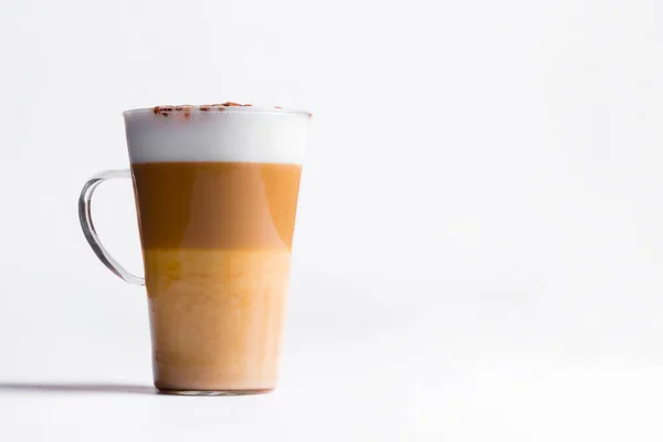 拿铁玛奇朵在白色背景的高玻璃杯里咖啡拿铁与牛奶在高酒杯中分层 简约主义复制空间 — 图库照片
