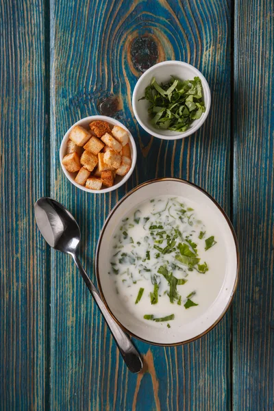Joghurtsuppe Mit Kräutern Und Crackern Auf Blauem Holztisch Draufsicht — Stockfoto