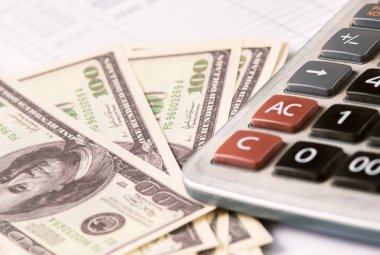 Para dolarları ve hesap makinesi, ekonomi konsepti, para dağılımı. Avro. Covid-19 salgınından sonraki kriz. Dolar düşüyor ya da yükseliyor.