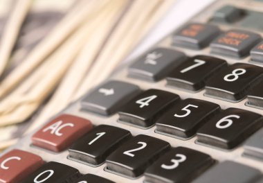 Para dolarları ve hesap makinesi, ekonomi konsepti, para dağılımı. Avro. Covid-19 salgınından sonraki kriz. Dolar düşüyor ya da yükseliyor.