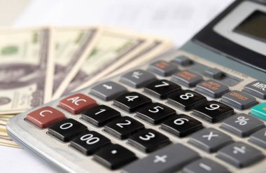 Para dolarları ve hesap makinesi, ekonomi konsepti, para dağılımı. Avro. Covid-19 salgınından sonraki kriz. Dolar düşüyor ya da yükseliyor.