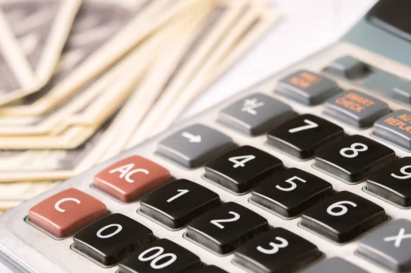 Para dolarları ve hesap makinesi, ekonomi konsepti, para dağılımı. Avro. Covid-19 salgınından sonraki kriz. Dolar düşüyor ya da yükseliyor.