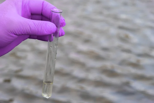 분석을 강물에서 샘플을 채취하는 시험관을 장갑을 생태학 — 스톡 사진