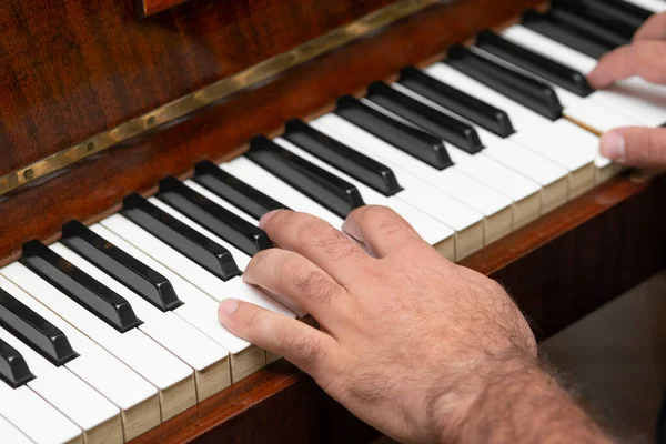 Mãos Homem Tocando Piano Fotografias De Stock Royalty-Free