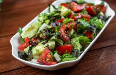 sebze salatası, taze sebze, kabak ve domates.