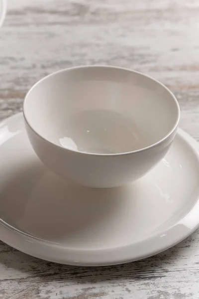 Piring Putih Kosong Pada Meja Kayu Putih — Stok Foto