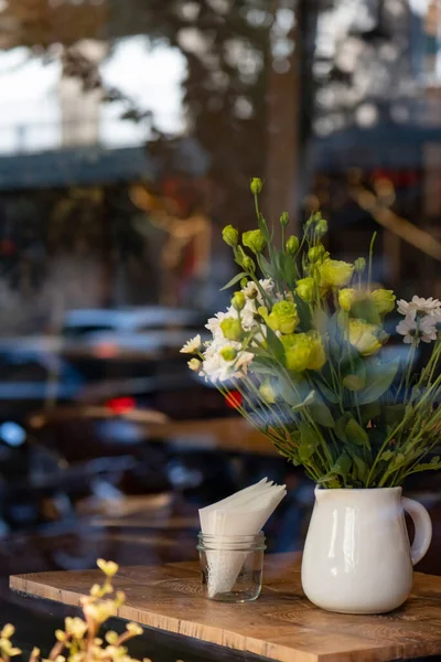 Kafenin Camından Süzülen Vazodaki Güzel Çiçekler — Stok fotoğraf