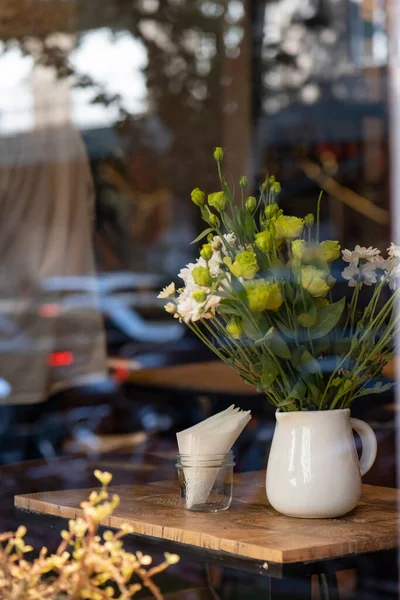 Flores Bonitas Vaso Disparando Pela Janela Café — Fotografia de Stock