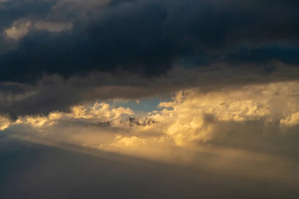 Schöne Dramatische Himmel Mit Sonnenstrahlen Durch Die Wolken Bei Sonnenuntergang — Stockfoto