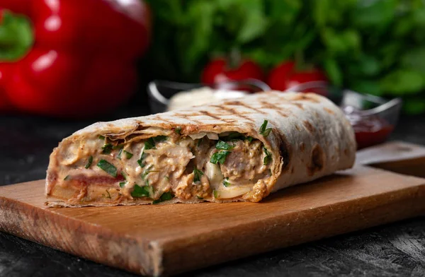 Etli, marullu, domatesli, soğanlı ve soslu lezzetli bir donör kebabı..