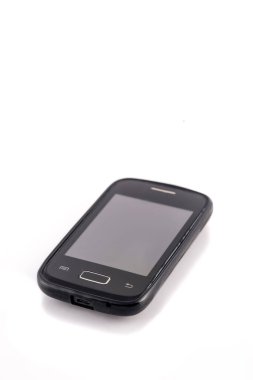 Beyaz arka planda izole edilmiş eski siyah cep telefonu. Ekrana odaklan..