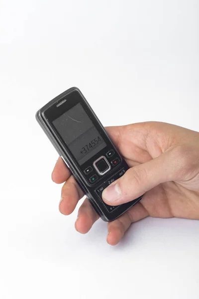 Starý Tlačítko Mobilní Telefon Ruce Izolované Bílém Pozadí Výstřižek Cesta — Stock fotografie