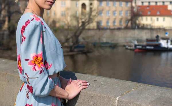 Çek Cumhuriyeti Prag 'daki Vltava Nehri' nin setinde parlak elbiseli genç bir kadın.