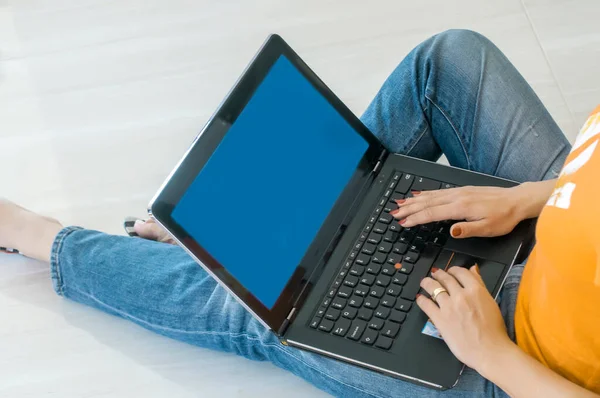 Miła Dziewczyna Pracuje Laptopie — Zdjęcie stockowe