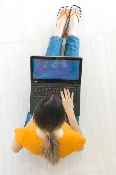 Miła Dziewczyna Pracuje Laptopie — Zdjęcie stockowe