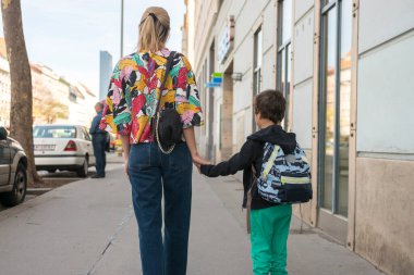 Sevimli küçük çocuğa annesi ile okul