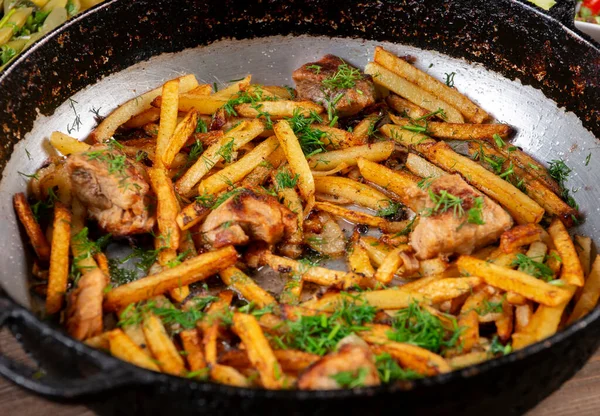 Gebakken Vlees Met Gebakken Aardappelhelften Een Koekenpan — Stockfoto