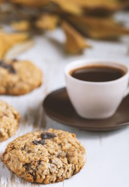 Çikolatalı bisküvi ile servis edilen kahve, sonbahar kompozisyonu.