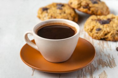 Çikolatalı bisküvi ile servis edilen kahve, sonbahar kompozisyonu.