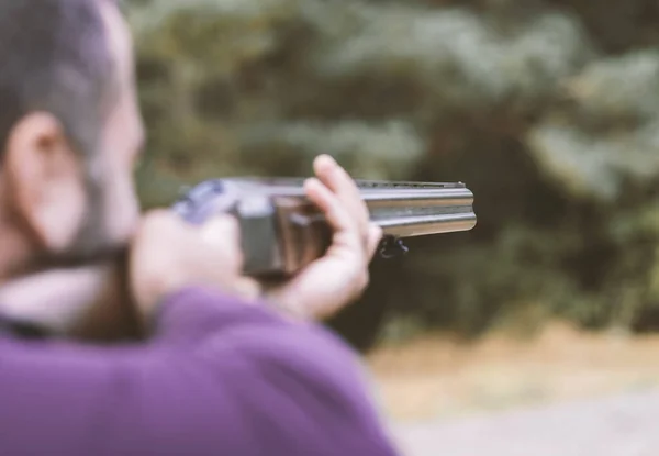 狩猟用のライフルで狩りをする準備ができている男性ハンター ハンターはライフルを保持 — ストック写真