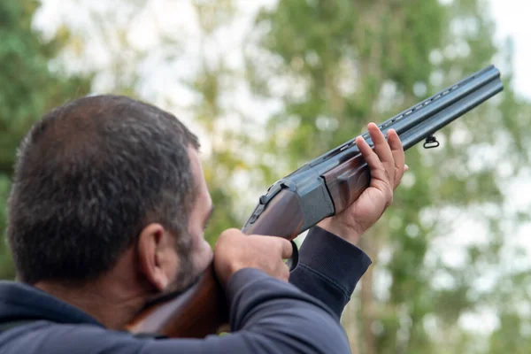 Erkek Avcı Tüfeğiyle Avlanmaya Hazır Avcı Tüfeğini Tutuyor — Stok fotoğraf