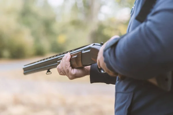 Caçador Masculino Pronto Para Caçar Com Rifle Hunter Caça Segura Fotografia De Stock