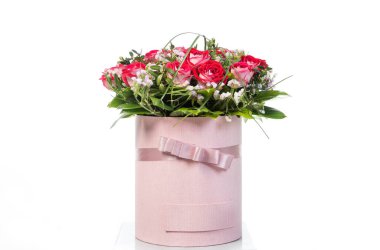 Beyaz arka planda izole edilmiş bir hediye kutusunda kırmızı güller.