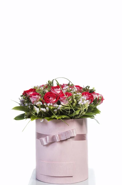 Bouquet Rose Rosse Una Confezione Regalo Isolata Sfondo Bianco — Foto Stock