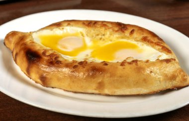 Adjarian veya Adjara Khachapuri 'de Khachapuri, tekne, Gürcistan mutfağı, peynirli ve yumurtalı hamur işi. Gürcü mutfağı..