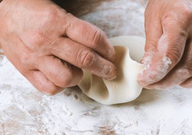 Şef aşçı köfte, manti, ahşap masa üzerinde khinkali yapma. Proses hazırlığı gürcü yemeği. gıda konsepti.