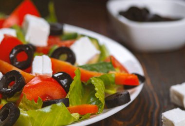 Feta, zeytin ve sebzeli geleneksel Yunan salatası